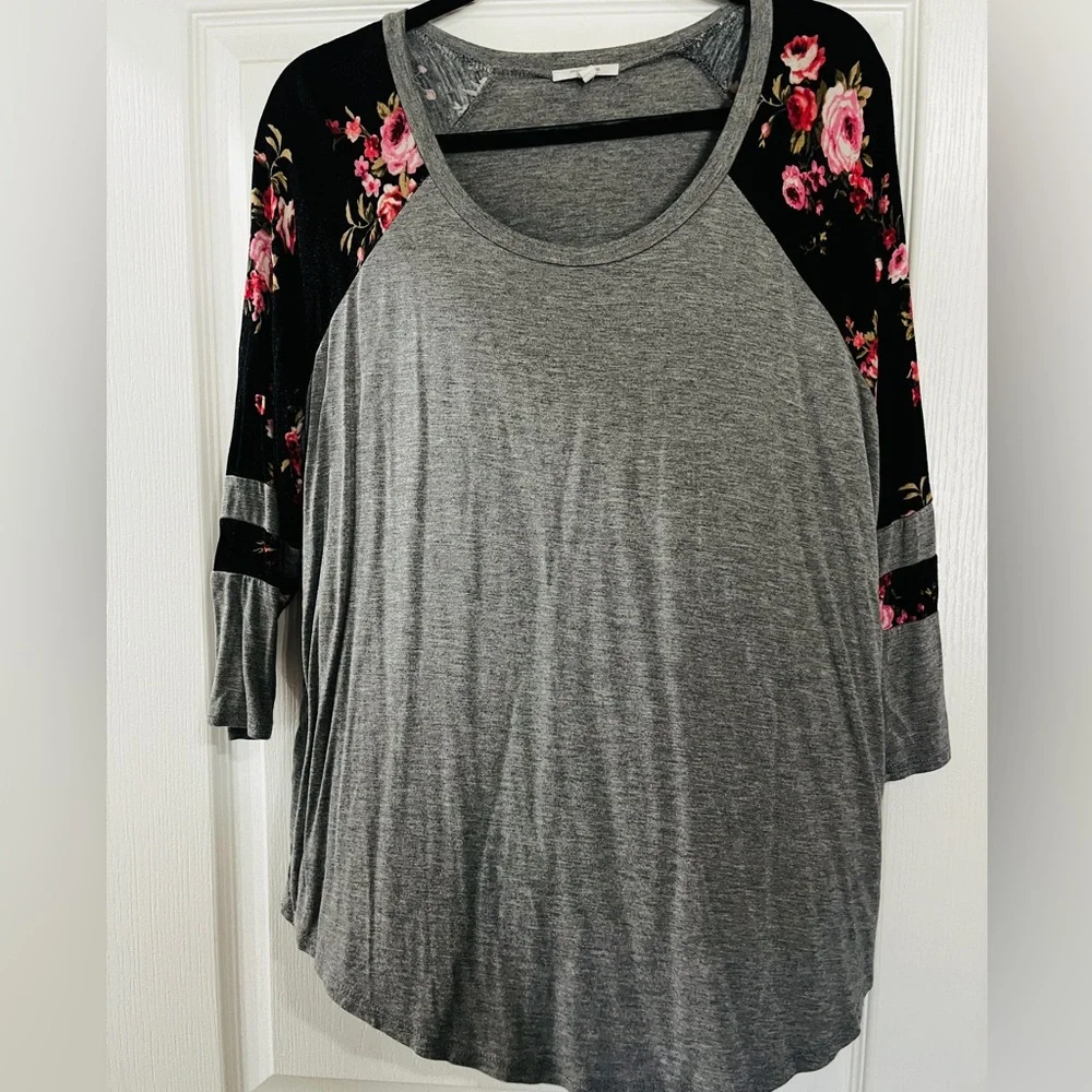 Maurice’s Casual mid length sleeve floral shirt - Picture 2 of 7